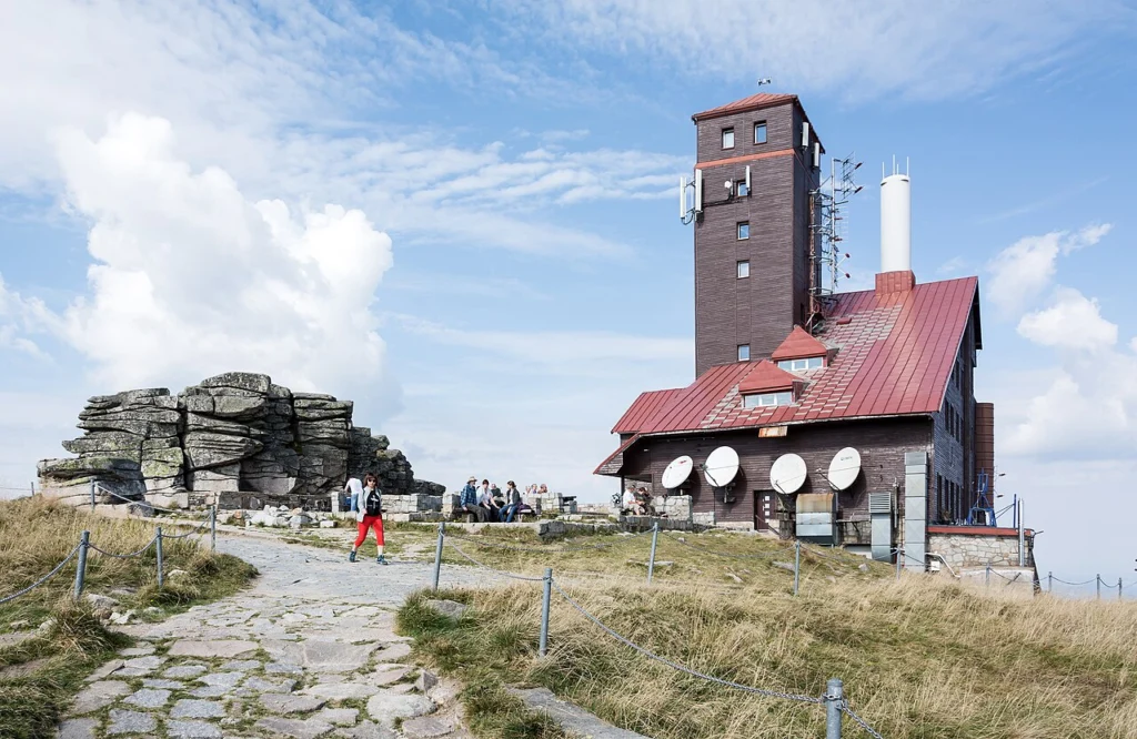 Budynek na krawędzi Śnieżnych Kotłów