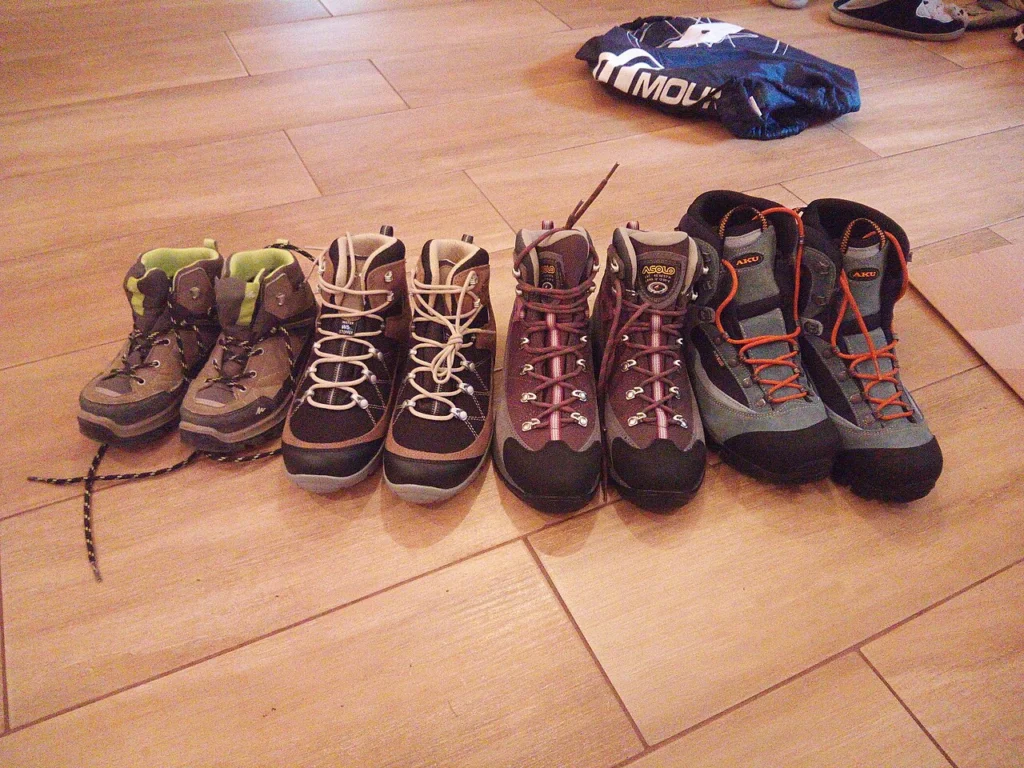 Kilka par butów trekkingowych dla całej rodziny