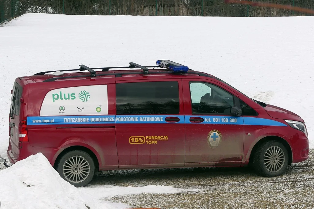 Samochód Tatrzańskiego Ochotniczego Pogotowia Ratunkowego