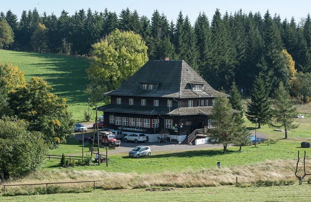 Schronisko górskie na polanie