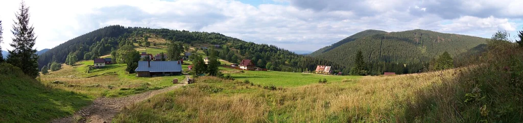 Szlak w Beskidzie Żywieckim z widokiem na szczyty