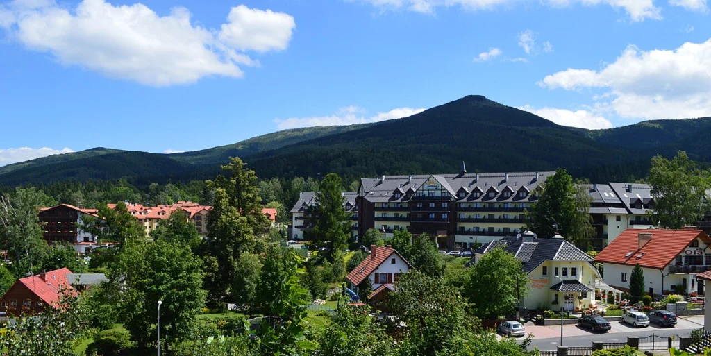 Karpacz z widokiem na Karkonosze