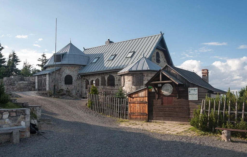 Schronisko na Wysokim Kamieniu w Górach Izerskich