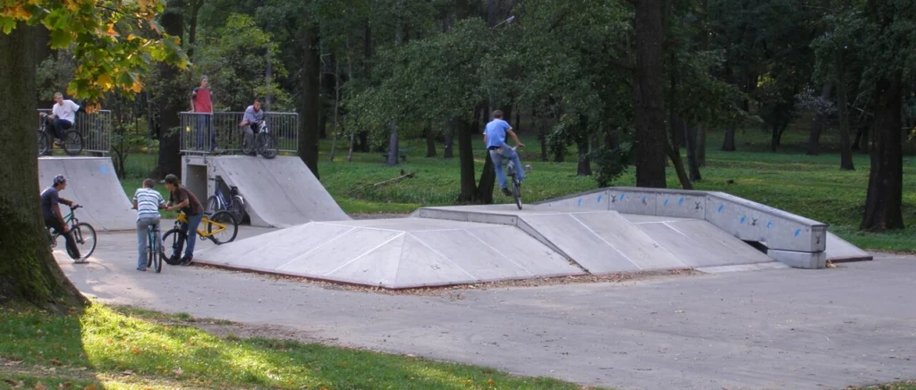 Skatepark z rampami dla rowerów