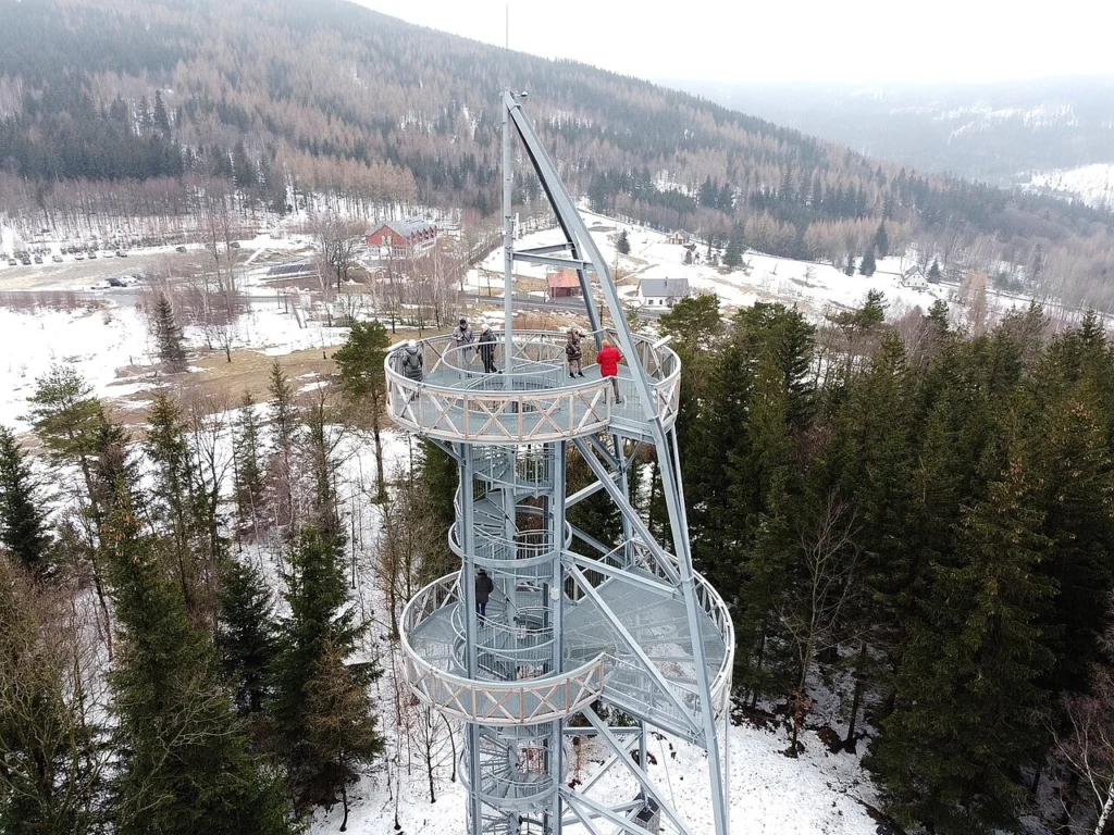 Wieża widokowa Młynica zimą