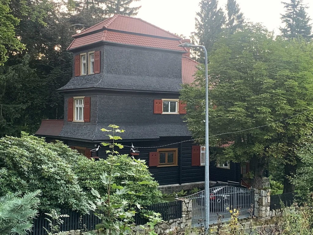 Zabytkowy drewniany budynek w Karpaczu