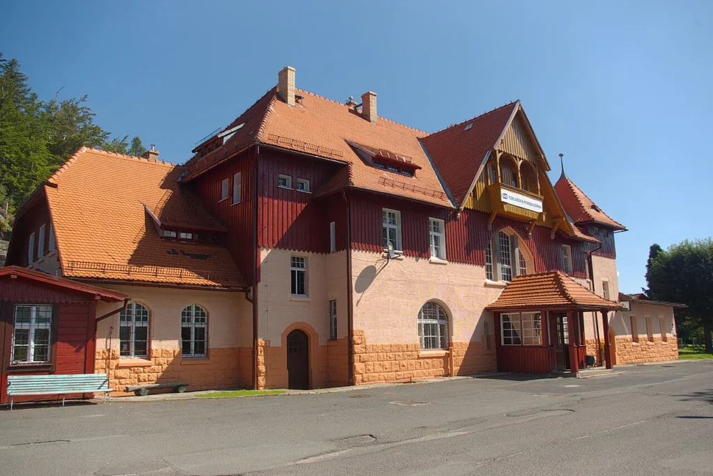 Zabytkowy dworzec w Szklarskiej Porębie